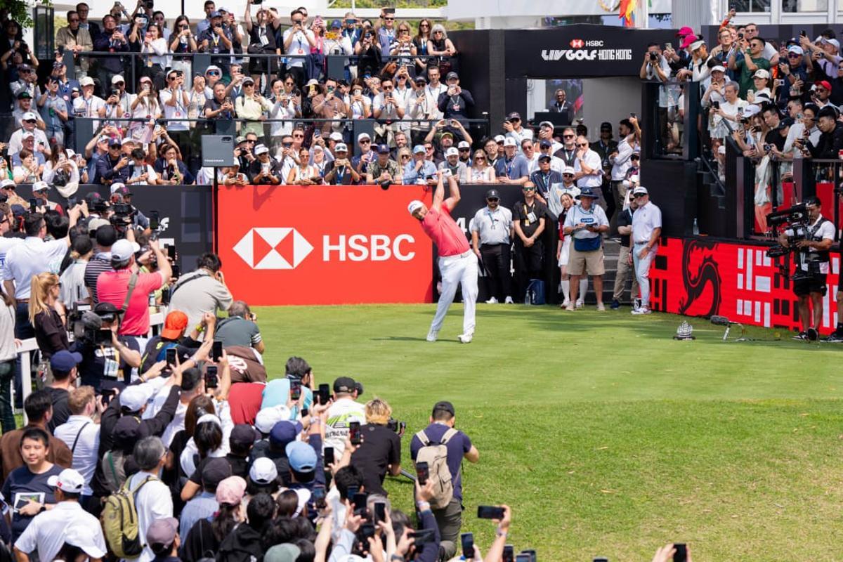 Jon Rahm es la gran atracción en Hong Kong donde le siguieron cientos de aficionados durante su vuelta
