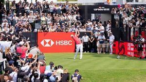 Jon Rahm es la gran atracción en Hong Kong donde le siguieron cientos de aficionados durante su vuelta