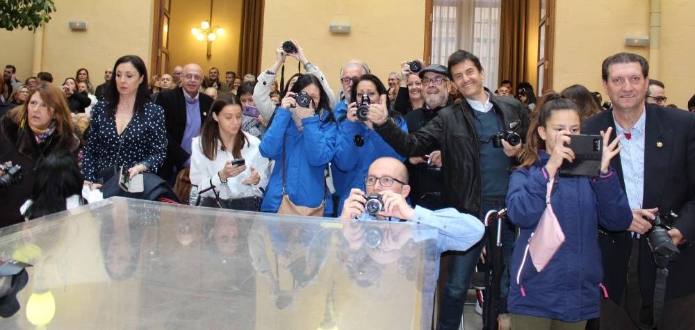 Intercambio de fotos con la fallera mayor e imposición de bunyols d'or