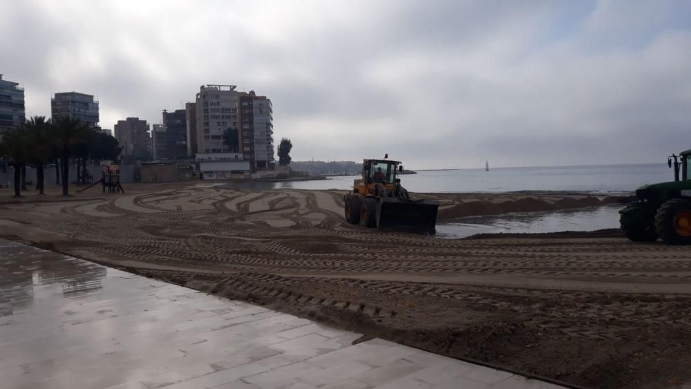 El Ayuntamiento trabaja desde primera hora de la mañana del sábado para adecentar la Albufereta, partida en dos.