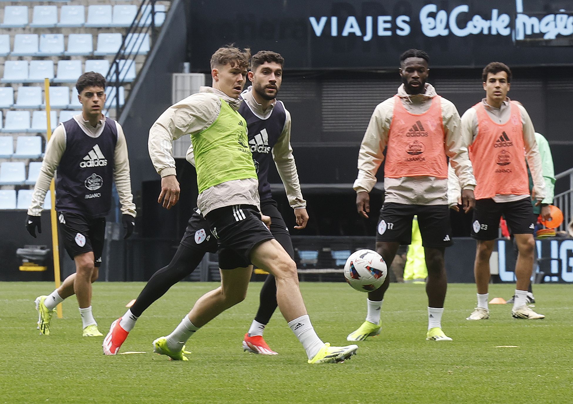 Cientos de aficionados disfrutan del entrenamiento del Celta en Balaídos