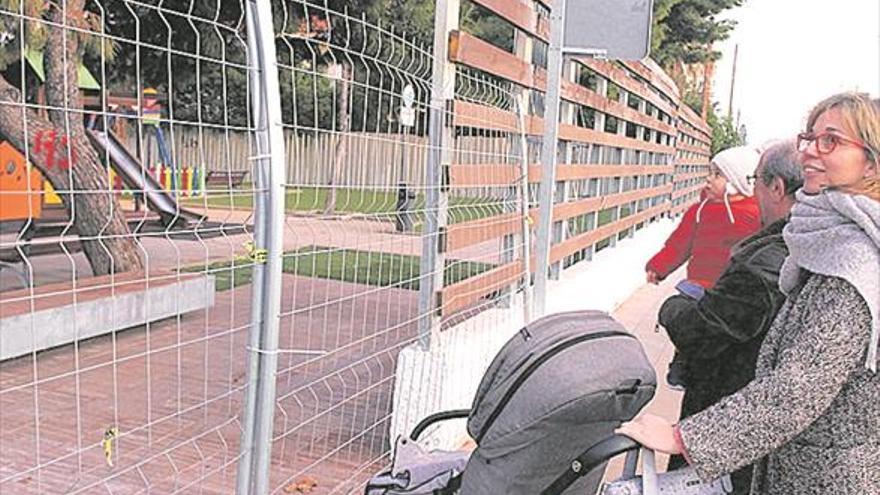 Benicàssim reforzará la seguridad del parque infantil frente al pabellón