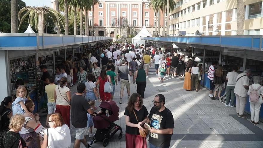 Última jornada de firmas en la Feria del Libro de A Coruña