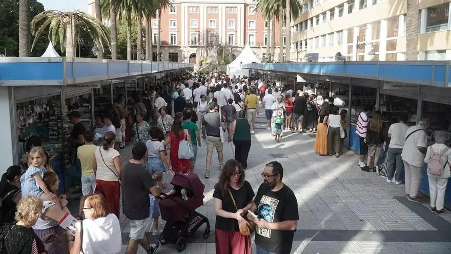 Última jornada de firmas en la Feria del Libro de A Coruña