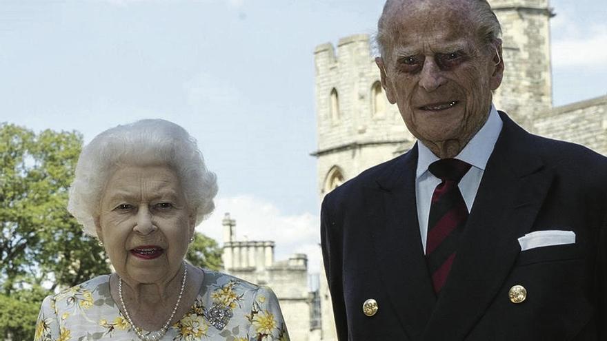 La reina Isabel II y Felipe de Edimburgo, en los jardines de Windsor.