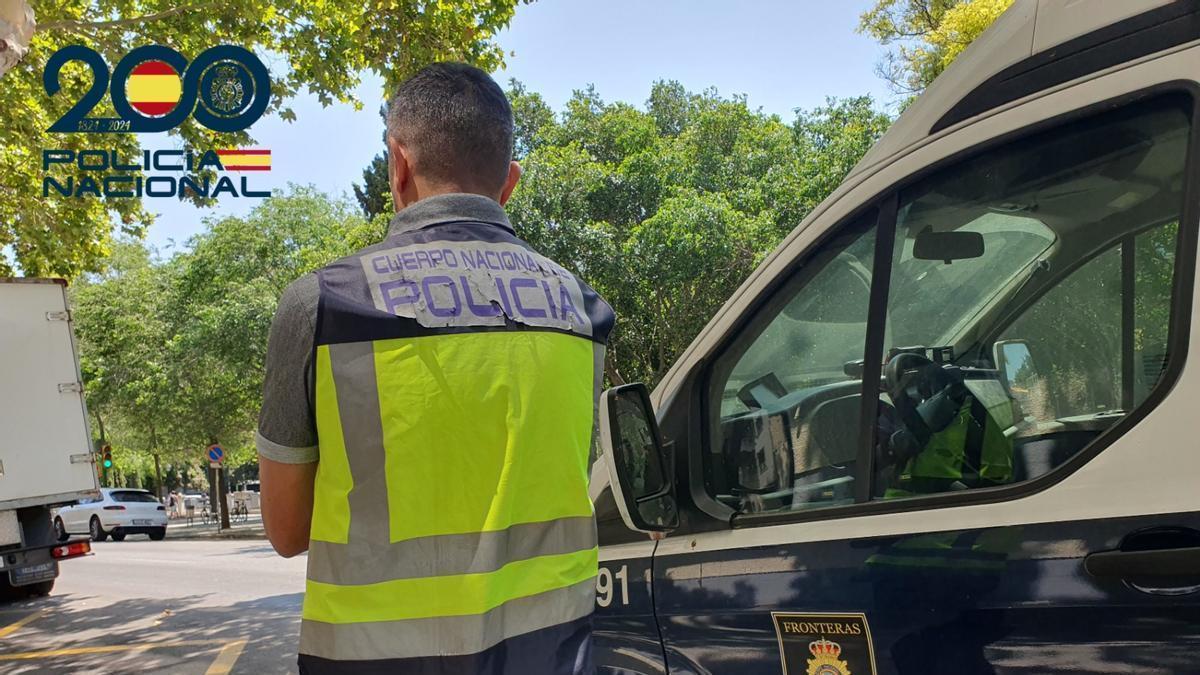 Un agente de la Policía Nacional en Palma.