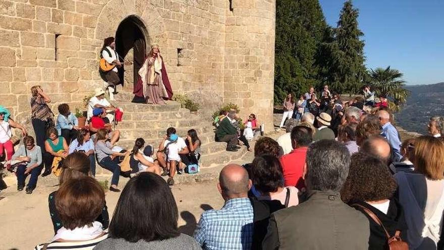 Actuación teatral al inicio de la ruta por la senda de Sobroso. // Faro