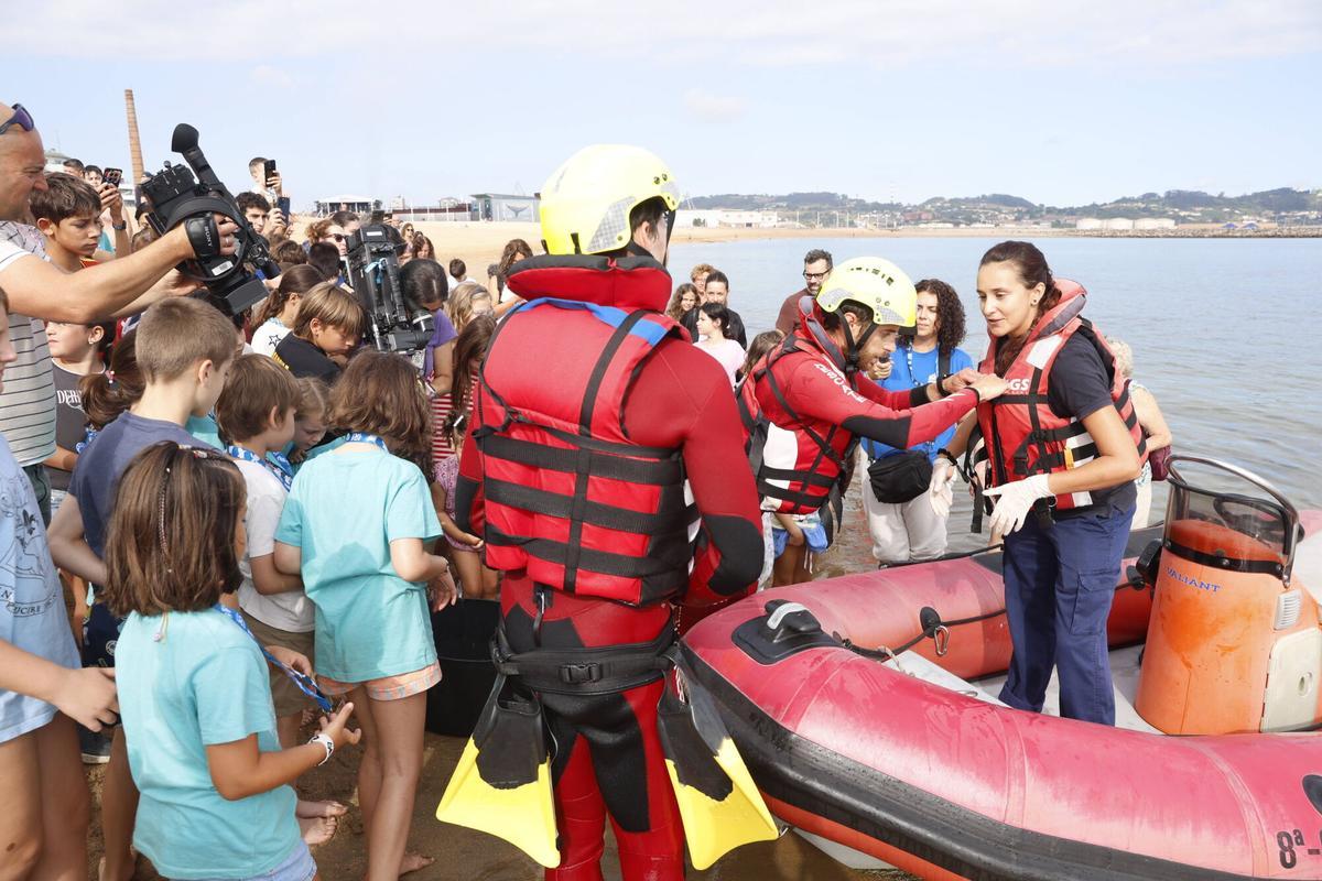 La vuelta al mar de la tortuga lora rescatada en Gijón tras recuperarse en el Acuario, en imágenes La vuelta al mar de la tortuga lora rescatada en Gijón tras recuperarse en el Acuario, en imágenes