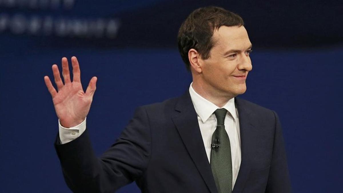 Osborne saluda tras su discurso, este lunes, en Manchester.