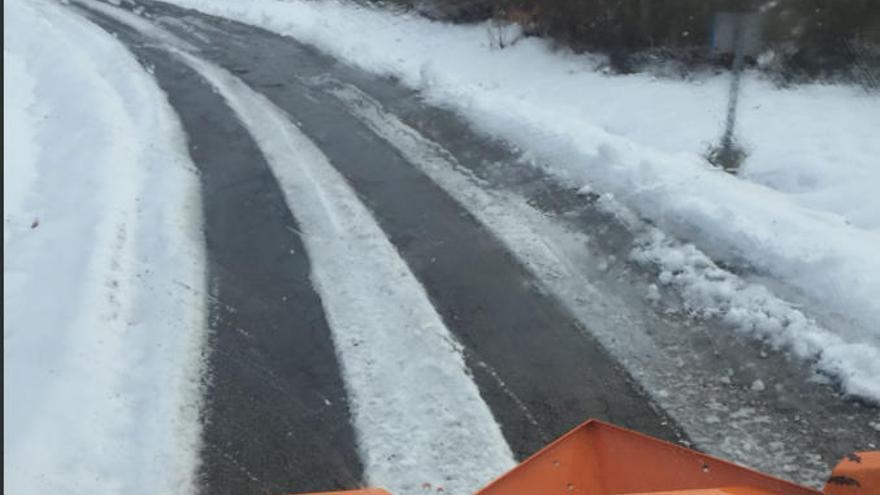 Una de las carreteras afectadas por el hielo y la nieve