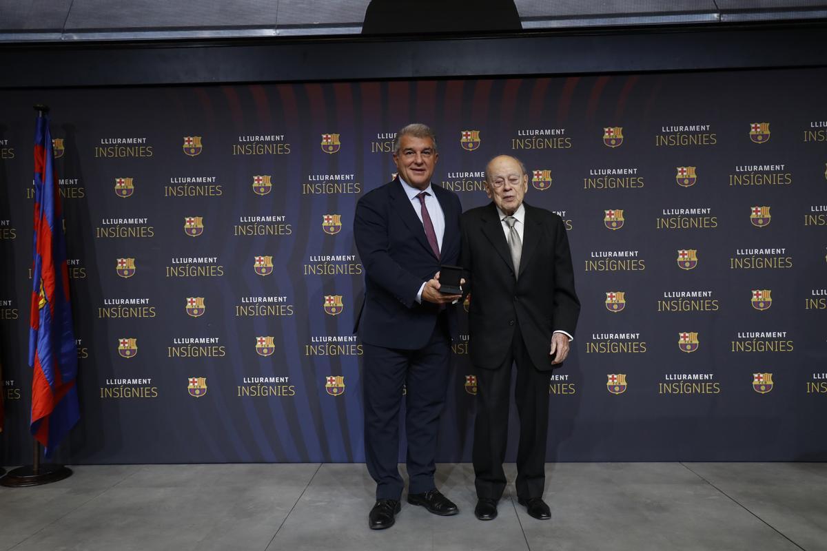 Laporta entrega la insignia de oro y brillantes del club al expresidente de la Generalitat, Jordi Pujol Laporta entrega la insignia de oro y brillantes del club al expresidente de la Generalitat, Jordi Pujol