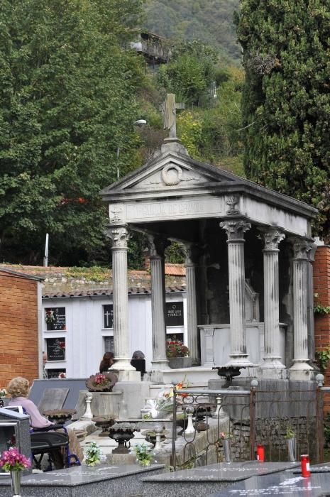 Día de Difuntos en el cementerio de Mieres