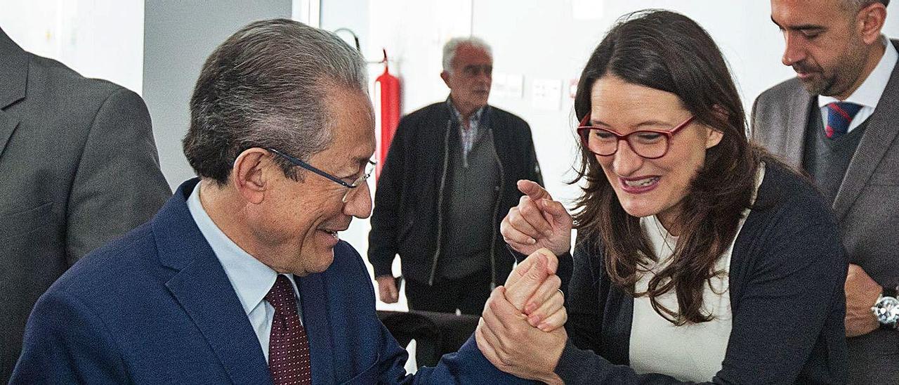 Ángel Luna y la vicepresidenta Mónica Oltra, en una imagen de archivo de antes de la pandemia. |