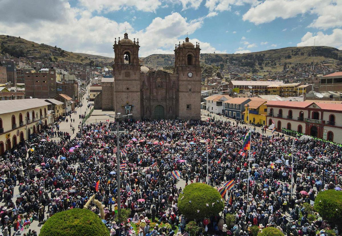 Cientos de manifestantes se reúnen en la plaza principal de la ciudad andina de Puno, en el sur de Perú, en apoyo del derrocado presidente Pedro Castillo.