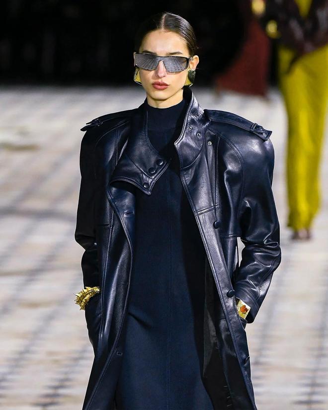 Look con brazaletes sobre una chaqueta de cuero, visto en el desfile de primavera-verano 2023 de Saint Laurent