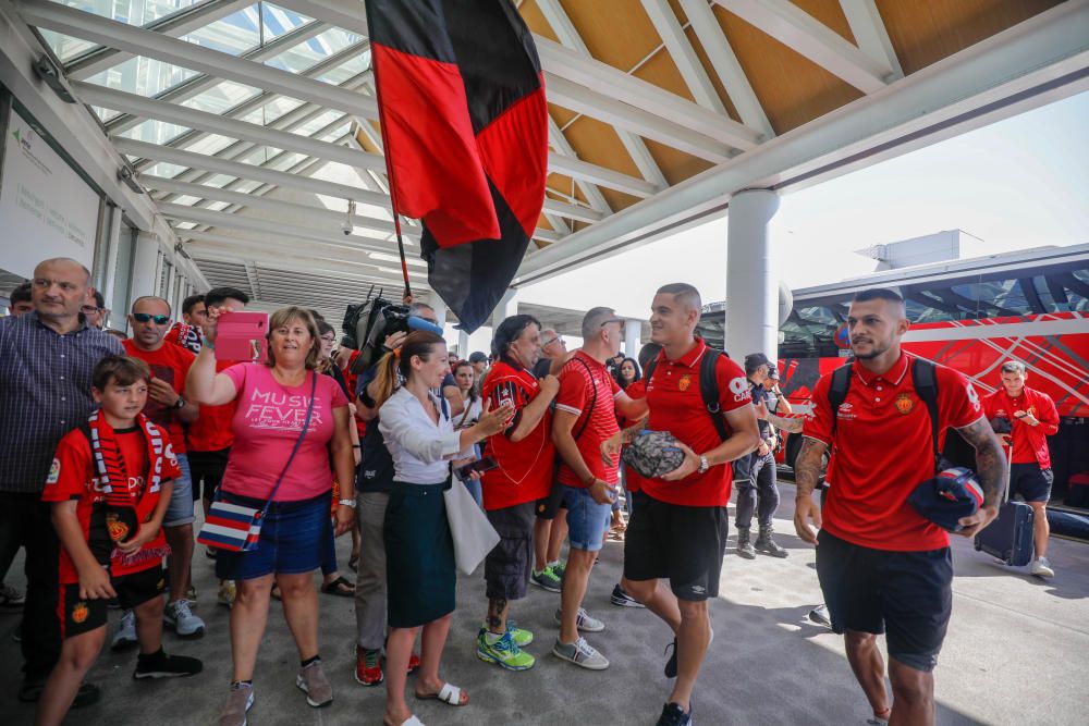 Aficionados despiden al Mallorca en Son Sant Joan: "Vamos a acender a Primera"