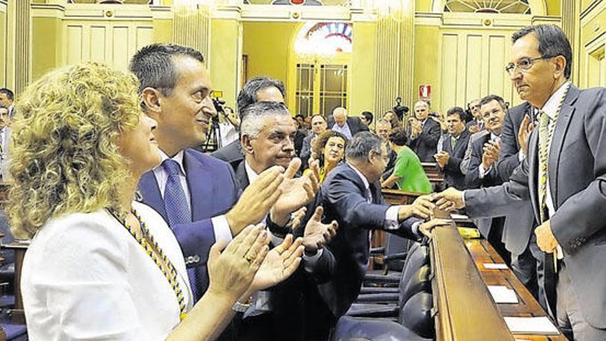 Diputados nacionalistas, socialistas al fondo, aplauden a Castro Cordobez tras ser elegido presidente del Parlamento, ayer. i ACFIPRESS
