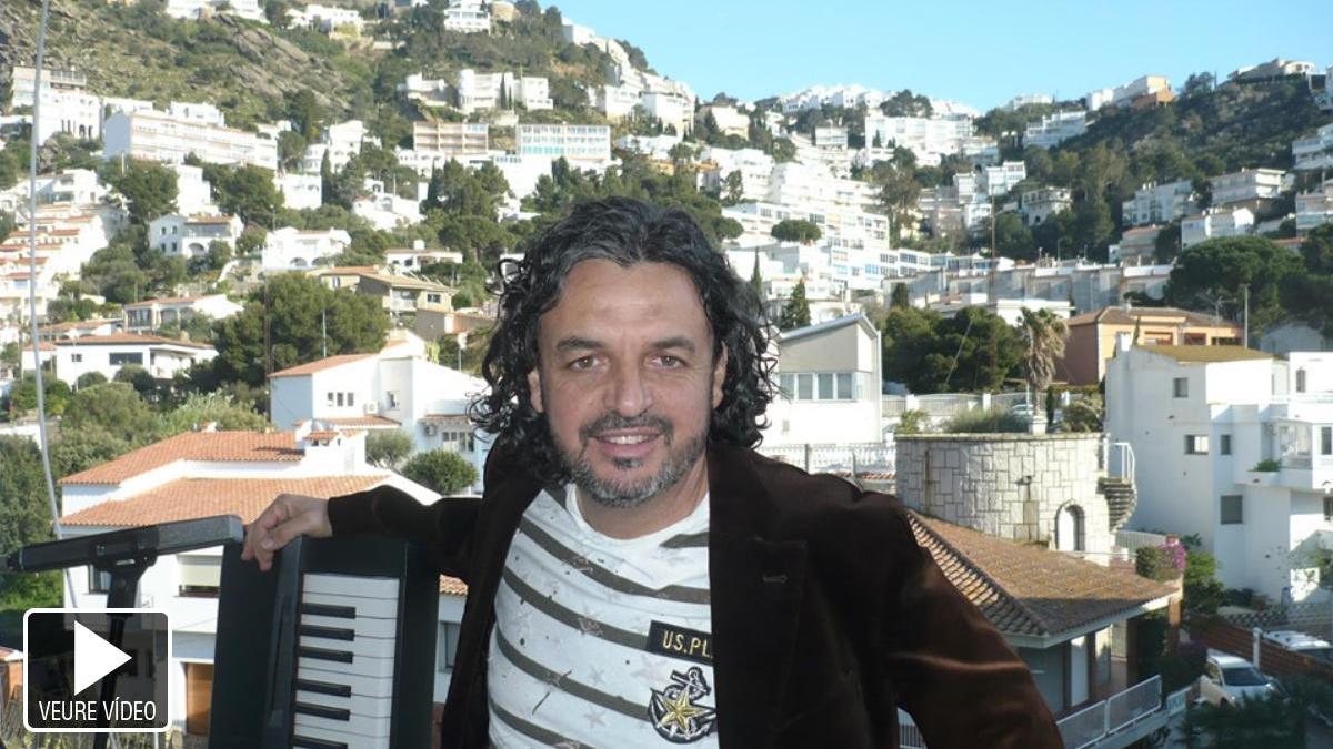 El músic Jordi Rubau des de la terrassa on ofereix música en directe