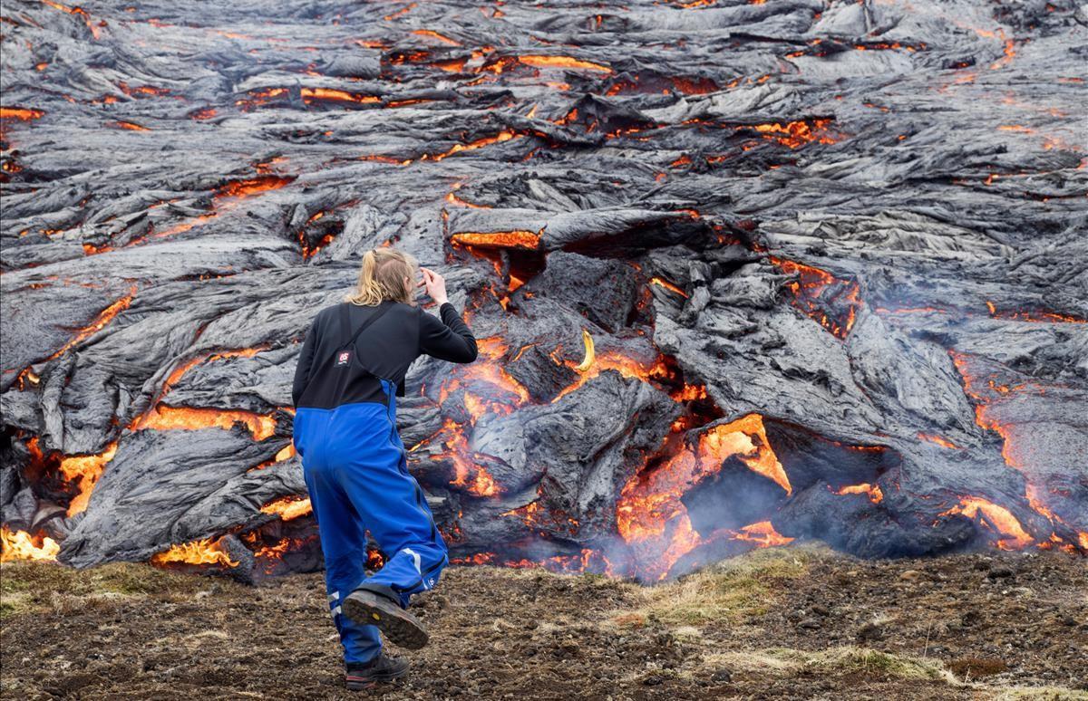 Una persona mira hacia el volcán de Reykjanes