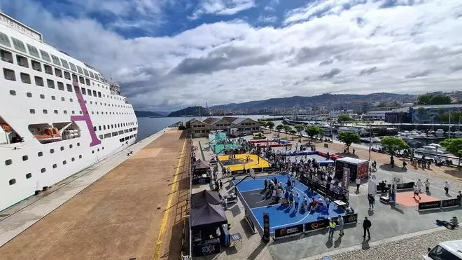 Los 'trasatlánticos' del baloncesto se citan en el puerto de Vigo: torneo de 3x3 y cruceros llenan la zona de A Laxe