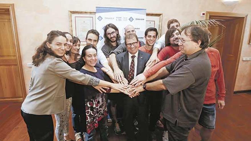 La doctora Alícia Sintes y el doctor Sascha Husa con su equipo celebran la noticia del Nobel, ayer.