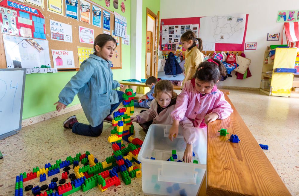 Niños en el patio de la escuela Sella, que forma parte de un centro rural agrupado con Orxeta y Relleu