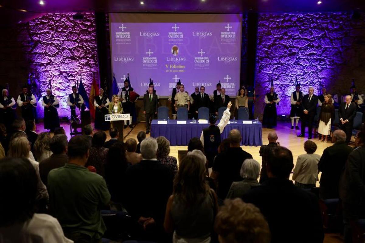 El inicio de la gala, con la interpretación del himno de España por la banda de gaitas Ciudad de Oviedo