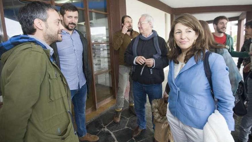Xulio Ferreiro, alcalde de A Coruña, con los diputados de En Marea Gómez-Reino y Yolanda Díaz. // J.Roller