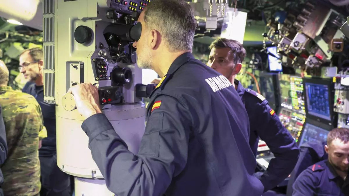 El rey Felipe VI embarca en un submarino S-81 listo para actuar