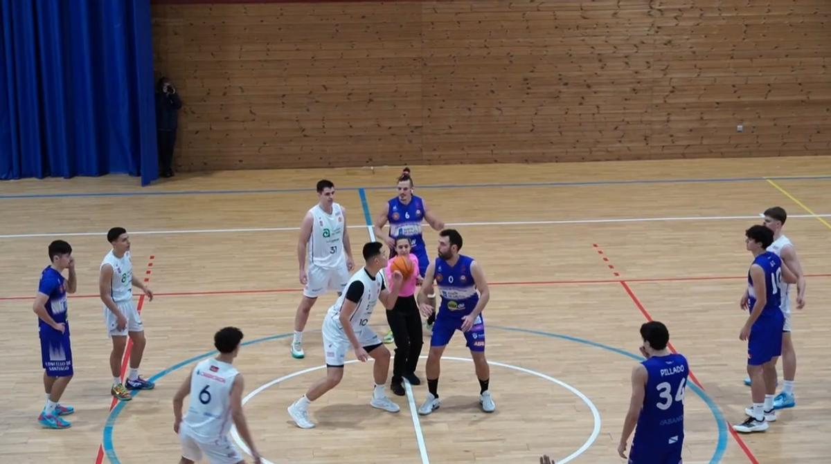 Imagen del salto inicial entre el Obradoiro Ames y el Ulla Oil Rosalía.