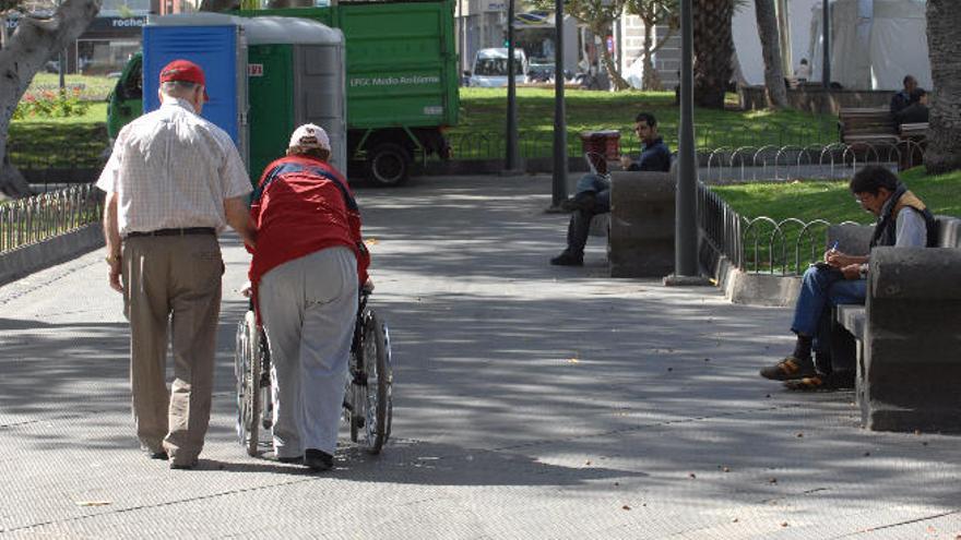 Una pareja pase a un discapacitado en la capital grancanaria.
