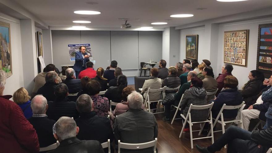 José Crespo, durante la reunión de anoche en el Salón Moderno.