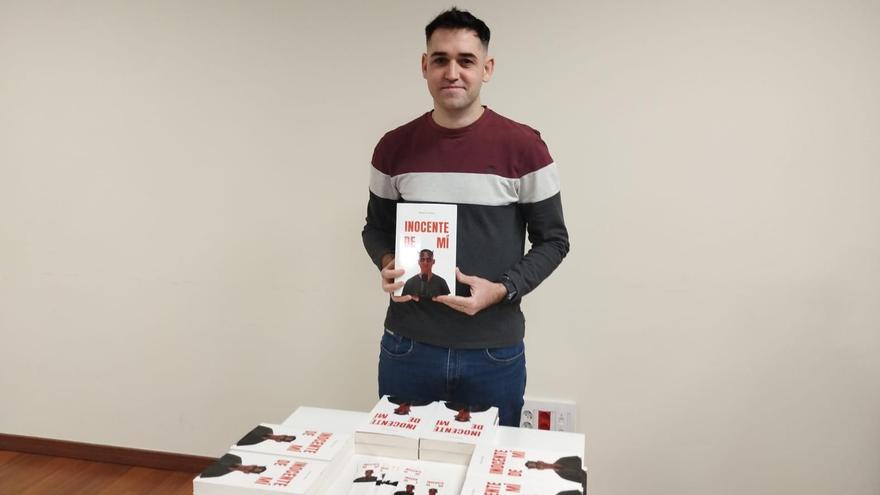 Miquel Roldán posa con su libro sobre el caso por el que ha sido condenado por acosar a un menor.