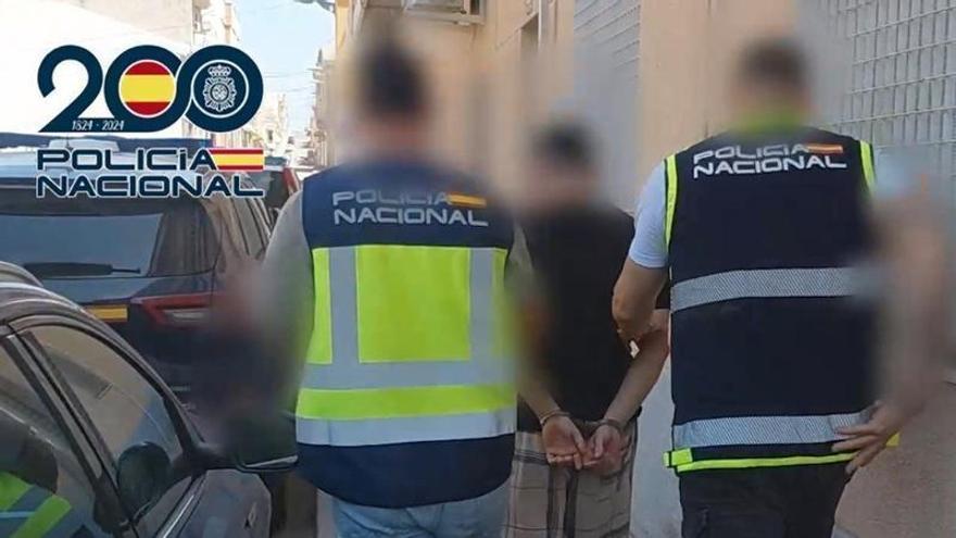 Atracan con pasamontañas y armados con pistolas una gasolinera de Molina de Segura para robar 326 euros y dos décimos de lotería