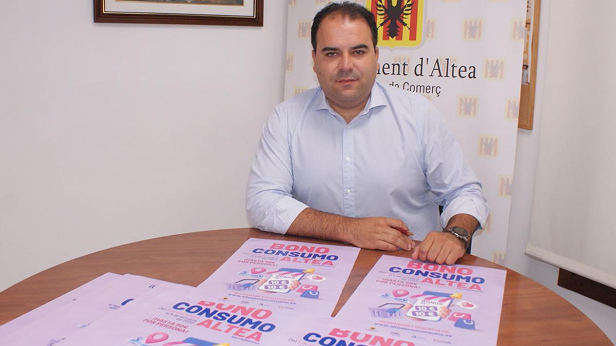 Miguel de la Hoz, concejal de Comercio de Altea, con los carteles de la campaña Bono Consumo.