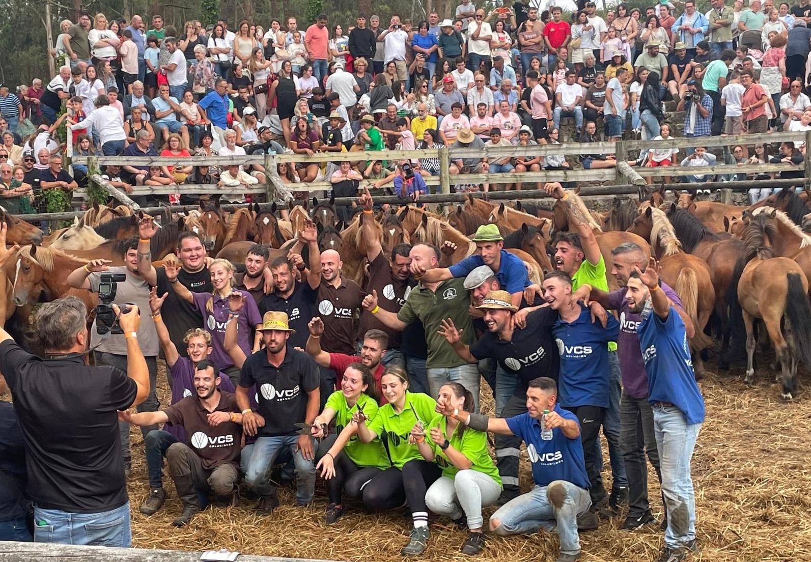 Público, aloitadores e bestas no curro do Campo da Areosa, en Vimianzo, este domingo.