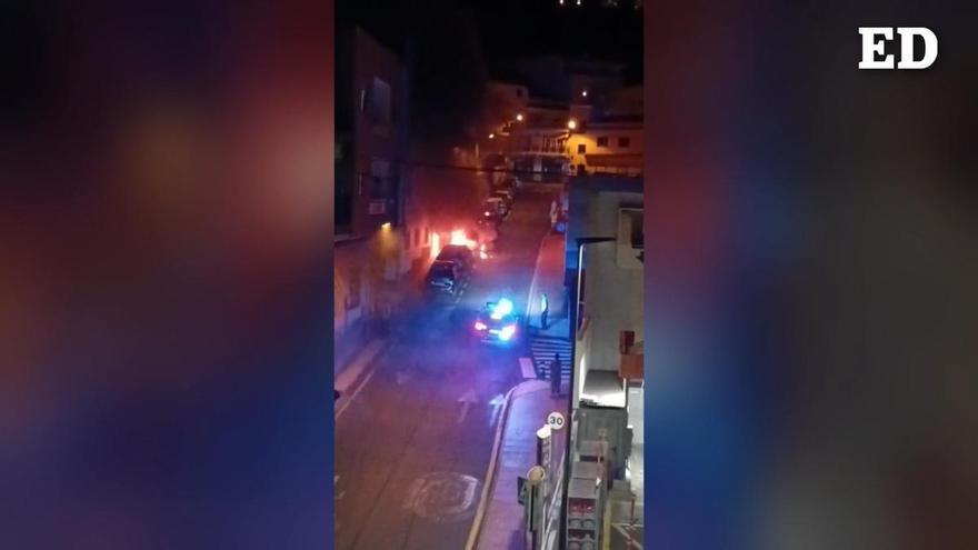 Un vehículo queda completamente calcinado en un incendio de madrugada en Arona