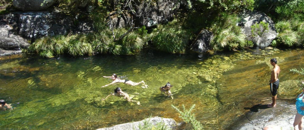 Bañistas en una de las piscinas naturales del río Pedras // T.G.