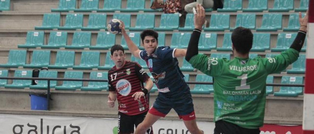 Dani Mallo intenta un lanzamiento ayer ante Villarroel. |  // SANTOS ÁLVAREZ