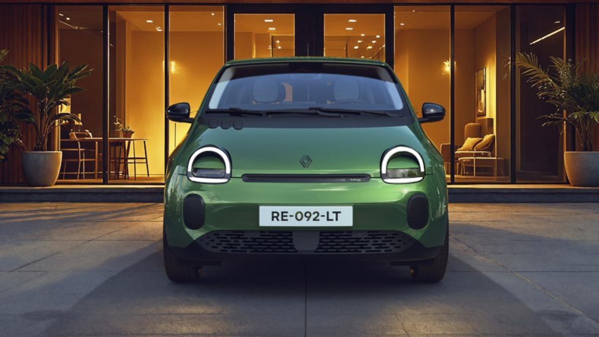 Visto totalmente de frente, el Twingo mantiene esa cara de coche simpático, con una mirada redondeada que recuerda claramente al modelo original Visto totalmente de frente, el Twingo mantiene esa cara de coche simpático, con una mirada redondeada que recuerda claramente al modelo original