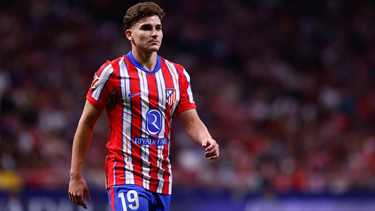 Julian Alvarez of Atletico de Madrid looks on during the Spanish League, LaLiga EA Sports, football match played between Atletico de Madrid and Rayo Vallecano at Riyadh Air Metropolitano stadium on April 24, 2025, in Madrid, Spain. AFP7 24/04/2025 ONLY FOR USE IN SPAIN. Dennis Agyeman / AFP7 / Europa Press;2025;SPAIN;SPORT;ZSPORT;SOCCER;ZSOCCER;Atletico de Madrid v Rayo Vallecano - LaLiga EA Sports;
