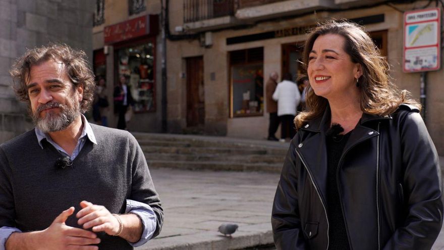 O escritor Pedro Feijoo e a actriz Lucía Veiga, no Casco Vello vigués no programa. | TVG