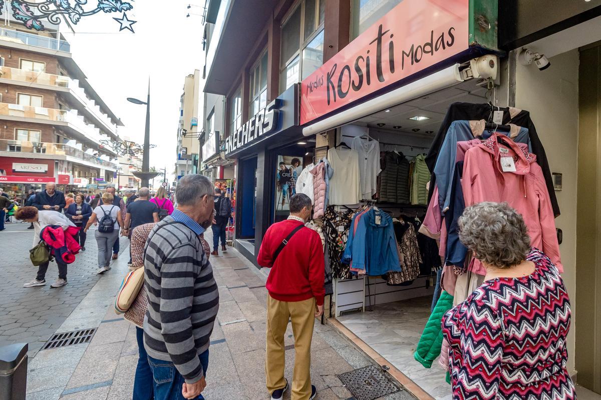 Comercios en una de las calles del centro de Benidorm.