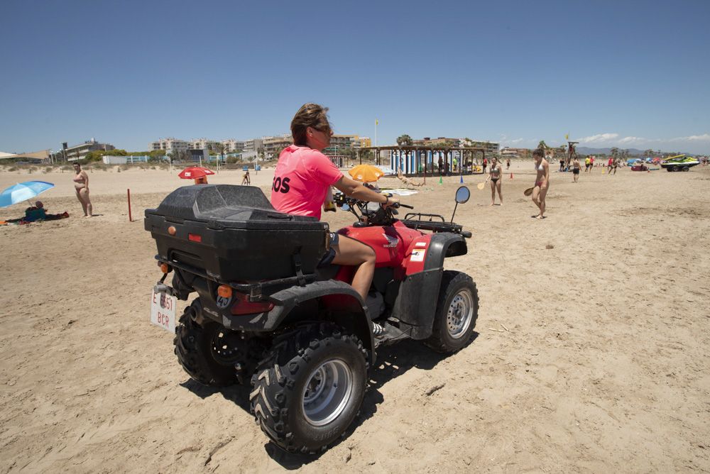 Canet iza sus banderas de calidad y presenta su dispositivo de playa.