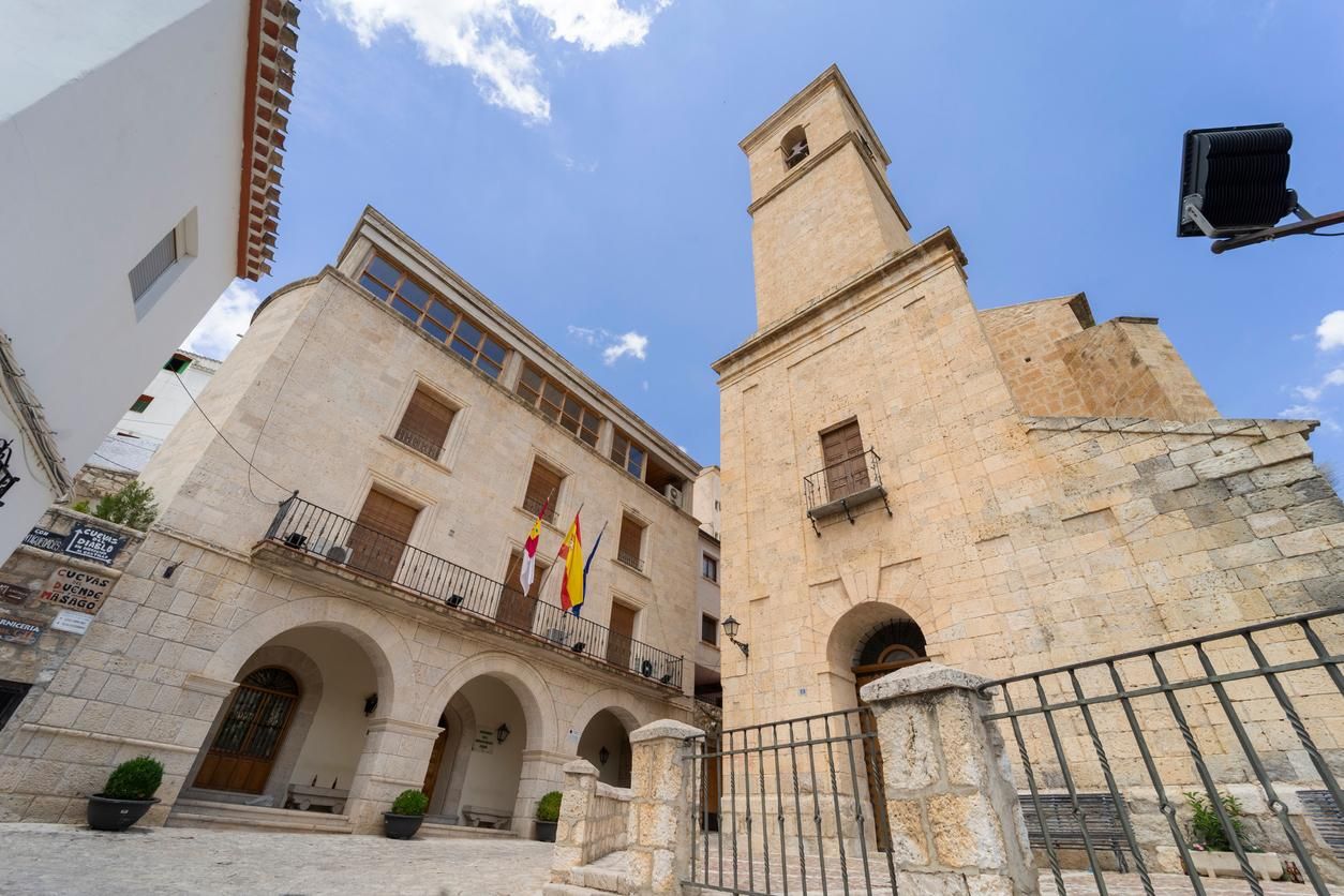 Iglesia de San Andrés en el pueblo de Alcalá del Júcar.