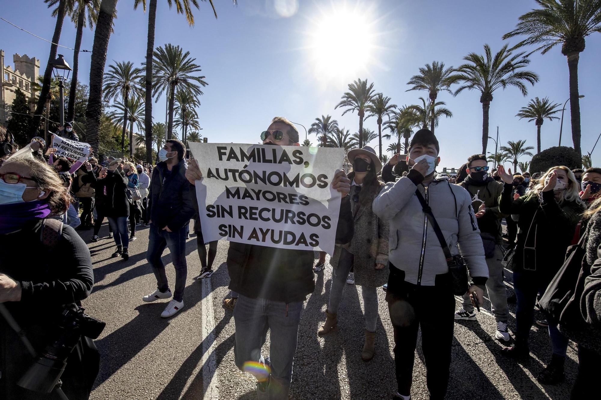 Un millar de restauradores cortan las Avenidas en su protesta ilegal por las restricciones