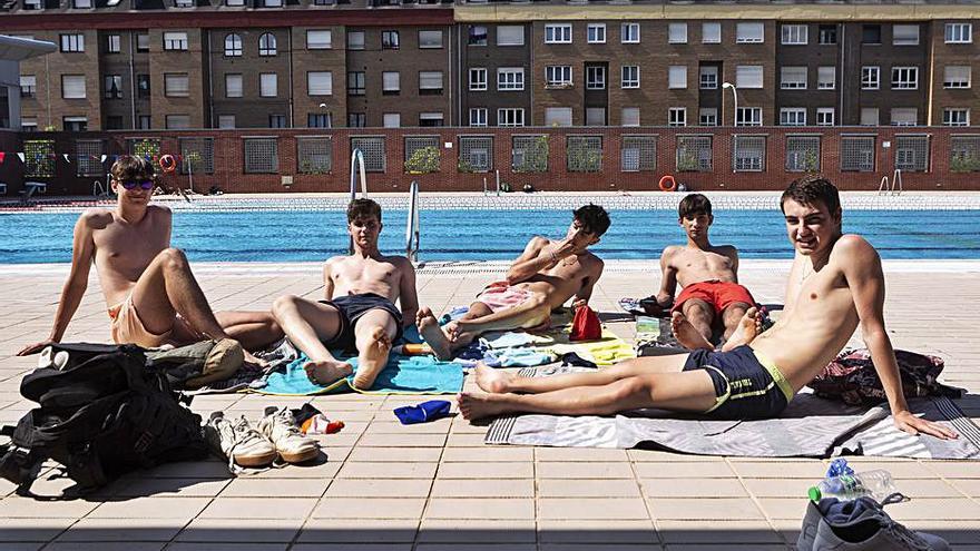 Por la izquierda, Enol Cortina, Pablo Sales, Jacobo Fernández, Juan Muñiz y Martín González, ayer, en la piscina del parque del Oeste. | Bernabé Valle