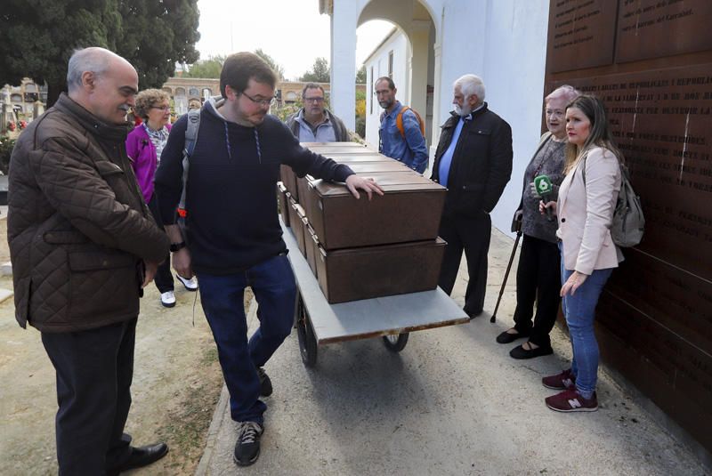 Entrega de los restos de los fusilados por el franquismo a sus familiares, en Paterna