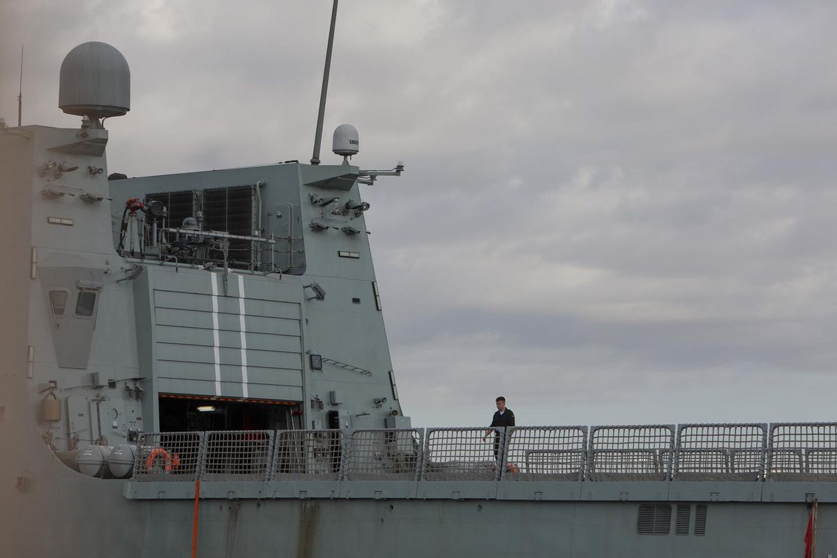 El buque de la Armada ultima los preparativos para zarpar