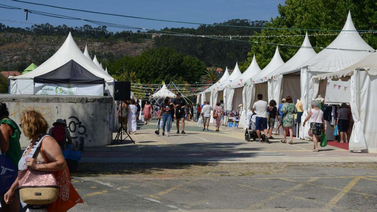 El centro de Cangas se llena de gente que busca gangas en la Feira de Oportunidades